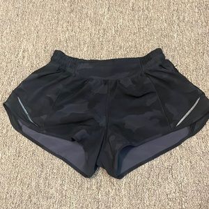Lululemon Hotty Hot Shorts 2.5 inch Black Camo size 6: lined